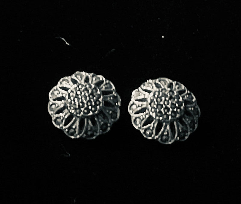 Vintage Floral Silver Clip-On Earrings – Filigree & Sparkling Stone Details