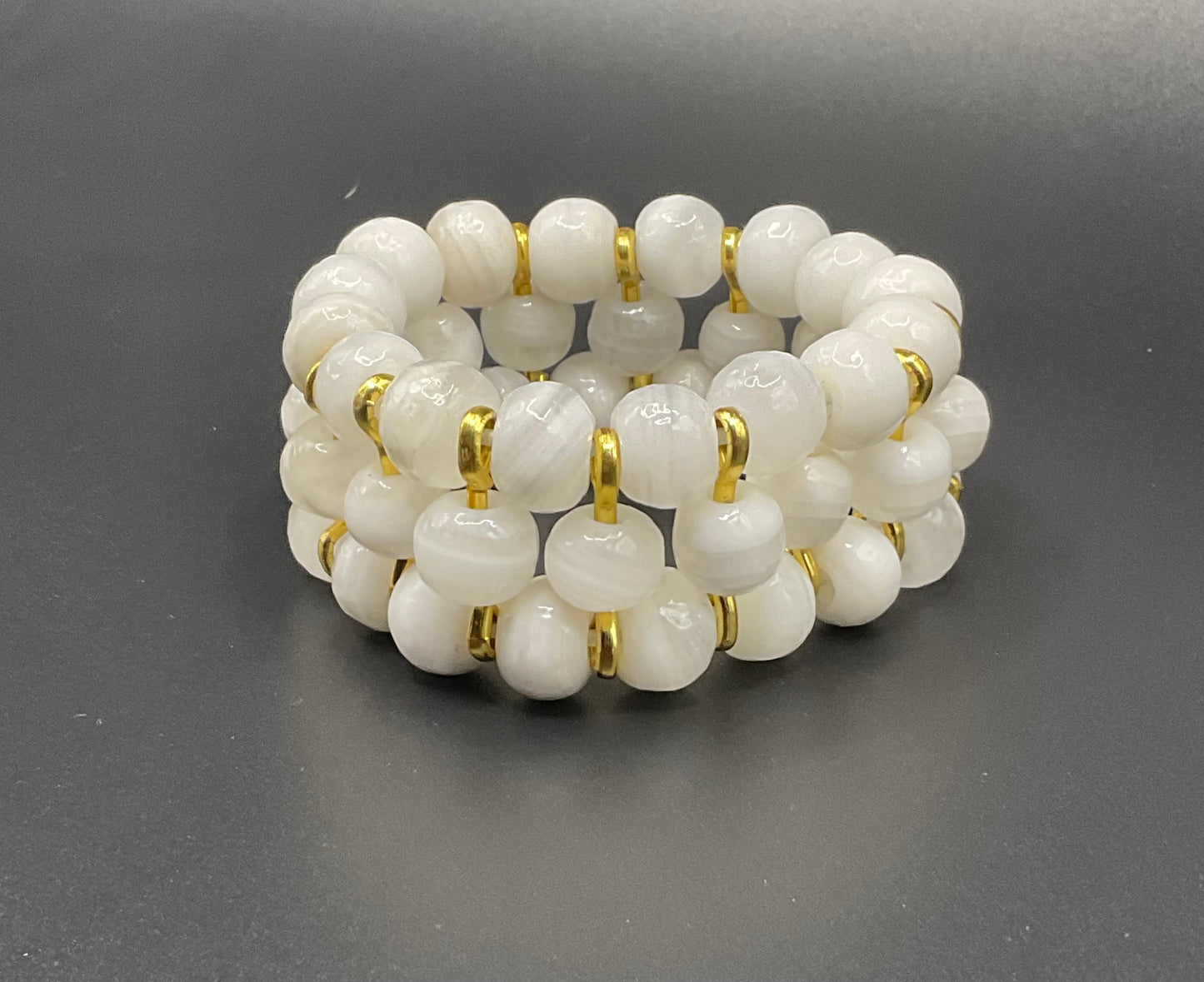 Elegant White Glass Bead Bracelet – Gold-Tone Accents & Stretch Fit