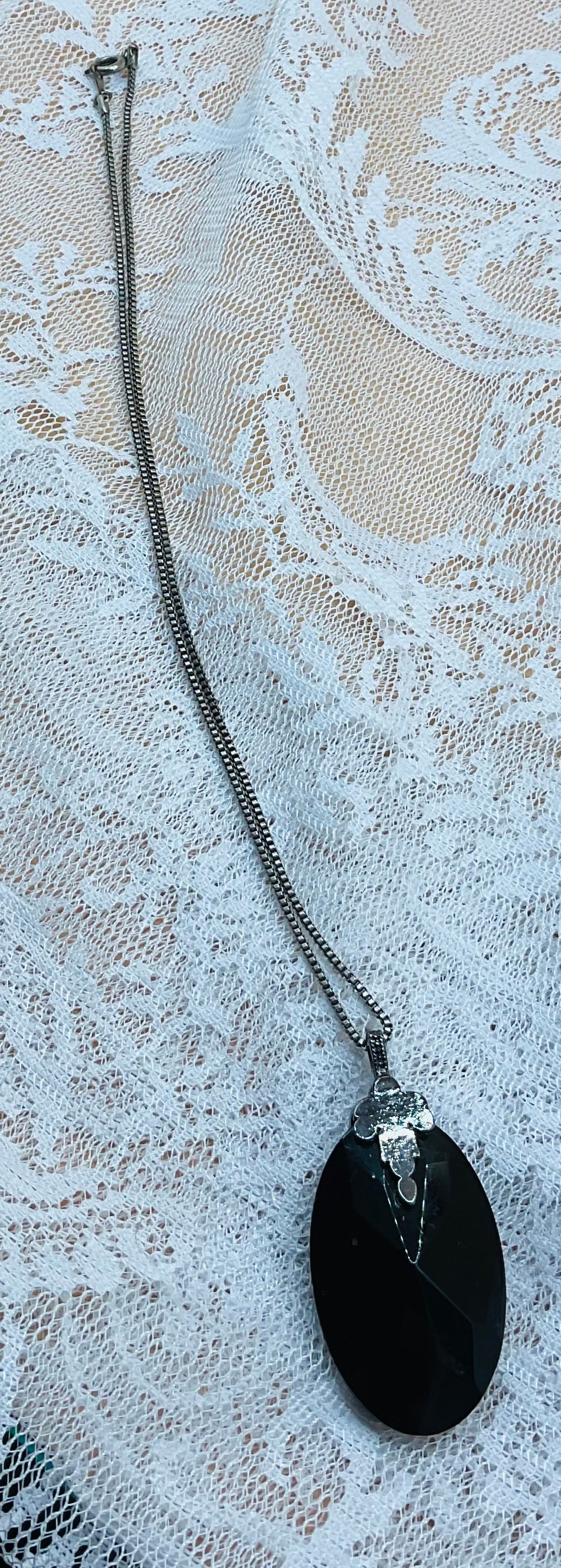 Black Glass Teardrop Pendant Necklace – Vintage Silver-Tone Costume Jewelry