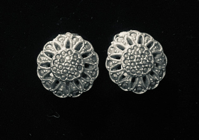 Vintage Floral Silver Clip-On Earrings – Filigree & Sparkling Stone Details