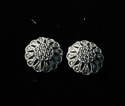 Vintage Floral Silver Clip-On Earrings – Filigree & Sparkling Stone Details