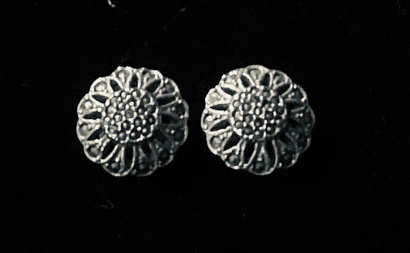 Vintage Floral Silver Clip-On Earrings – Filigree & Sparkling Stone Details