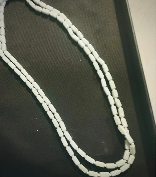 Vintage White Long Beaded Necklace – Classic 50s/60s Minimalist Style