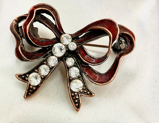 Vintage Red Bow Brooch with Clear Rhinestones – Elegant Metalwork Pin