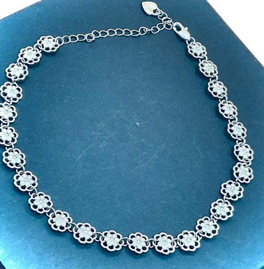 Silver Floral Choker Necklace – Delicate Vintage-Inspired Statement